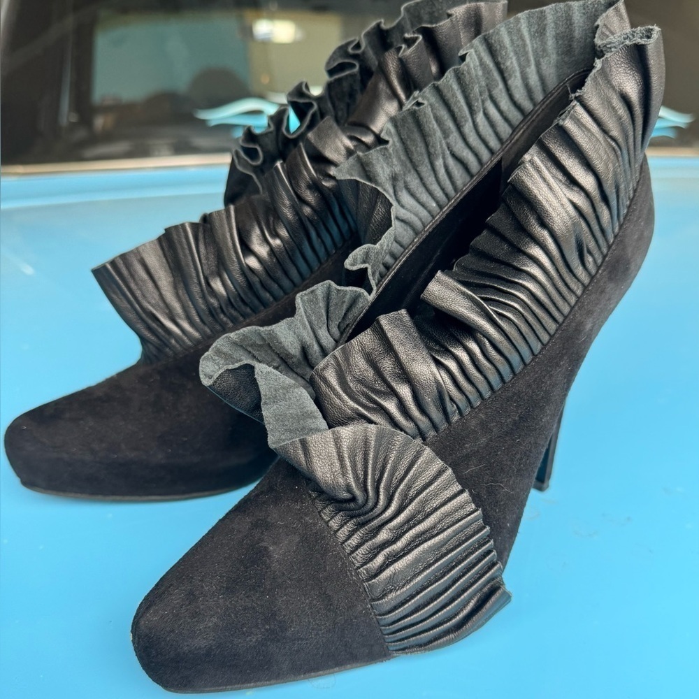 Bruno Frisoni Suede and Leather ruffle booties
size 39